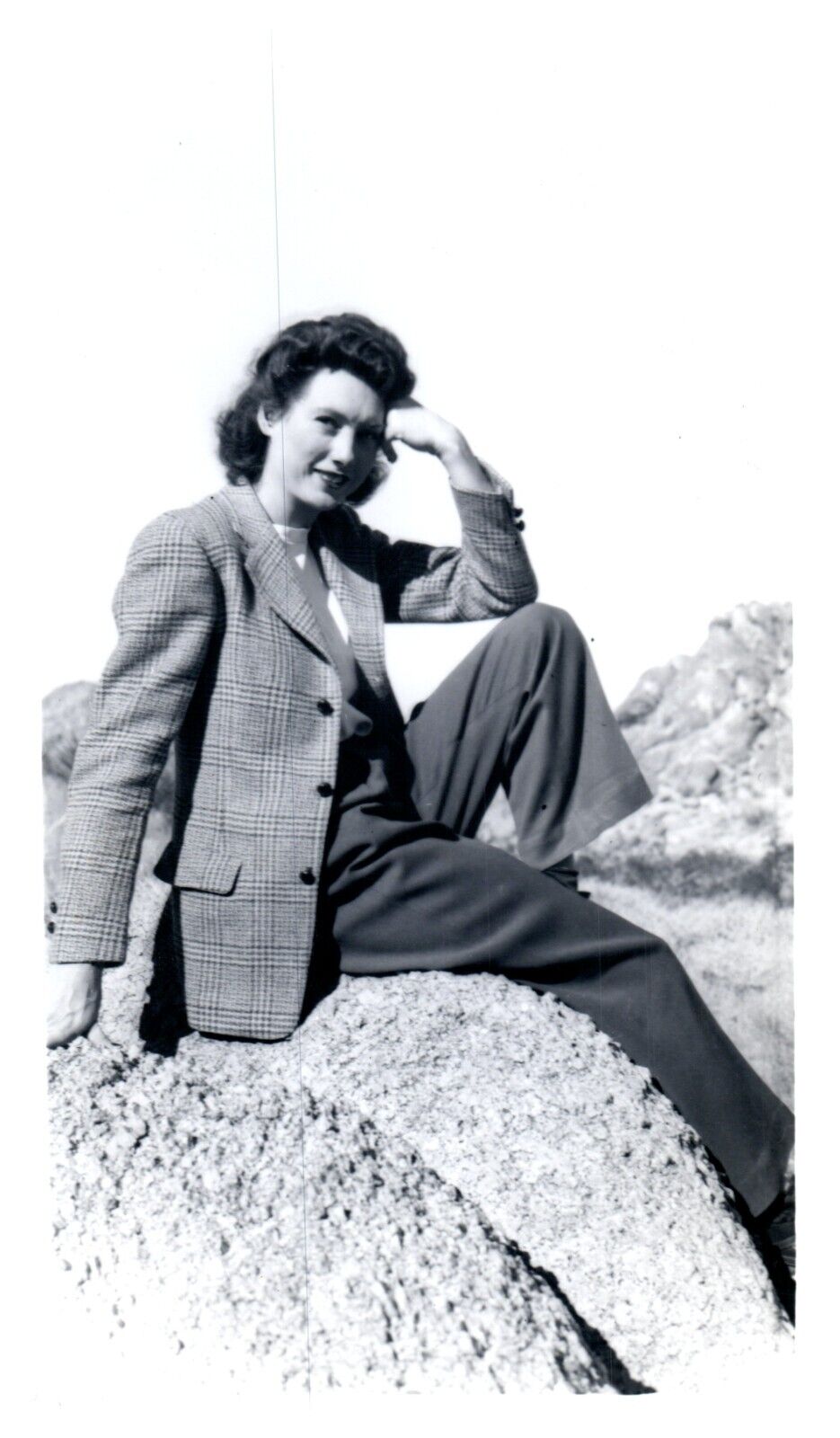 1950’s Sexy Girl Cheesecake Lesbian Girl Posing Vintage Snapshot Photo – techrewinds